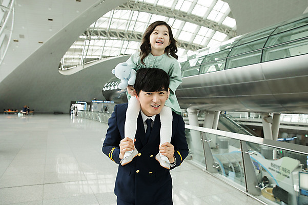 포토 JPG 여자 남자 어린이 여행 유니폼 실내 서기 미소 상반신 성인 두명 앞모습 30대 곰인형 한국인 공항 승차 승무원 기장 놀기 목마타기 인천국제공항 국내포토 직업 옷 인형 뷰포인트 교통시설 모션 표정 사람 동양인 내부 장년 인천 파일형식