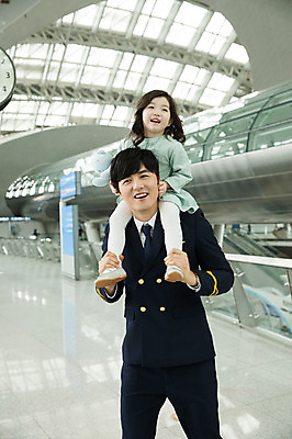 포토 JPG 전신 여자 남자 어린이 여행 유니폼 실내 서기 미소 상반신 성인 두명 앞모습 30대 한국인 공항 승차 승무원 기장 목마타기 인천국제공항 국내포토 직업 옷 뷰포인트 교통시설 모션 표정 사람 동양인 내부 장년 인천 파일형식
