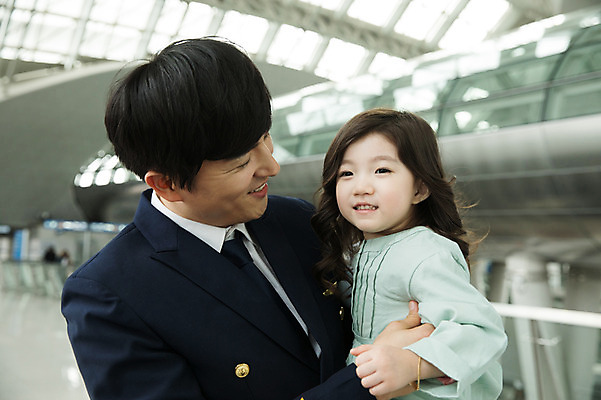 포토 JPG 응시 여자 남자 어린이 여행 유니폼 안기 실내 서기 상반신 성인 두명 앞모습 옆모습 30대 한국인 공항 승무원 기장 인천국제공항 국내포토 직업 시선 옷 뷰포인트 교통시설 모션 사람 동양인 내부 장년 인천 파일형식