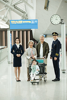 포토 JPG 전신 여자 노년 남자 어린이 여행 유니폼 가족 실내 미소 앉기 여러명 20대 앞모습 30대 노부부 카트 한국인 60대 공항 승무원 시계탑 손모으기 기장 인천국제공항 국내포토 직업 부부 옷 뷰포인트 다수 관계 교통시설 모션 표정 사람 동양인 손짓 청년 성인 내부 장년 탑 인천 파일형식