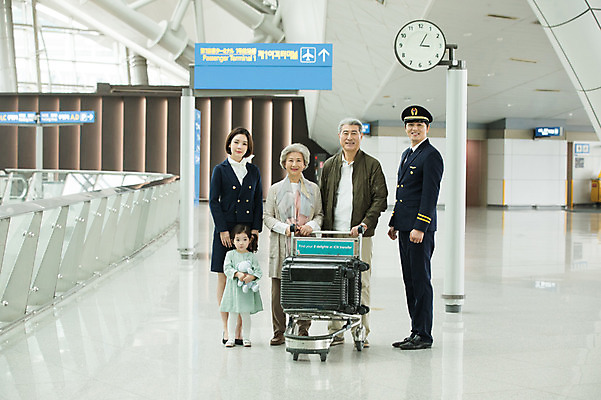 포토 JPG 전신 여자 노년 남자 어린이 여행 유니폼 가족 실내 서기 여러명 20대 앞모습 30대 캐리어 노부부 카트 곰인형 한국인 60대 공항 승무원 시계탑 기장 인천국제공항 국내포토 직업 부부 옷 인형 뷰포인트 다수 관계 교통시설 모션 사람 동양인 청년 성인 내부 장년 탑 여행가방 인천 파일형식