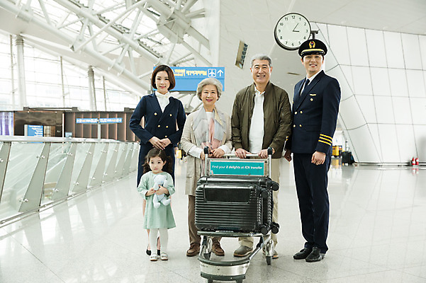 포토 JPG 전신 여자 노년 남자 어린이 여행 유니폼 가족 실내 서기 미소 여러명 20대 앞모습 30대 캐리어 노부부 카트 곰인형 한국인 60대 공항 승무원 기장 인천국제공항 국내포토 직업 부부 옷 인형 뷰포인트 다수 관계 교통시설 모션 표정 사람 동양인 청년 성인 내부 장년 여행가방 인천 파일형식