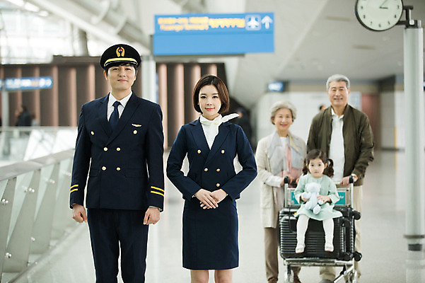 포토 JPG 전신 여자 노년 남자 어린이 여행 유니폼 가족 실내 서기 미소 앉기 여러명 상반신 20대 앞모습 30대 캐리어 노부부 카트 한국인 60대 공항 승무원 손모으기 기장 인천국제공항 국내포토 직업 부부 옷 뷰포인트 다수 관계 교통시설 모션 표정 사람 동양인 손짓 청년 성인 내부 장년 여행가방 인천 파일형식