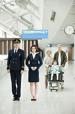 포토 JPG 전신 여자 노년 남자 어린이 여행 유니폼 가족 실내 미소 앉기 여러명 20대 앞모습 30대 캐리어 노부부 카트 한국인 60대 공항 승무원 손모으기 기장 인천국제공항 국내포토 직업 부부 옷 뷰포인트 다수 관계 교통시설 모션 표정 사람 동양인 손짓 청년 성인 내부 장년 여행가방 인천 파일형식