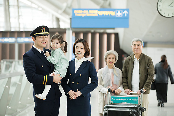 포토 JPG 여자 노년 남자 어린이 시계 여행 유니폼 가족 안기 실내 미소 여러명 상반신 20대 앞모습 30대 걷기 노부부 카트 한국인 60대 공항 승무원 기장 인천국제공항 국내포토 직업 부부 옷 뷰포인트 다수 관계 교통시설 모션 표정 사람 동양인 청년 성인 내부 장년 인천 파일형식