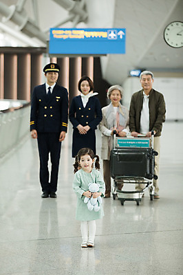 포토 JPG 전신 여자 노년 남자 어린이 여행 유니폼 가족 실내 서기 여러명 20대 앞모습 30대 캐리어 노부부 카트 곰인형 한국인 60대 공항 승무원 손모으기 기장 인천국제공항 국내포토 직업 부부 옷 인형 뷰포인트 다수 관계 교통시설 모션 사람 동양인 손짓 청년 성인 내부 장년 여행가방 인천 파일형식