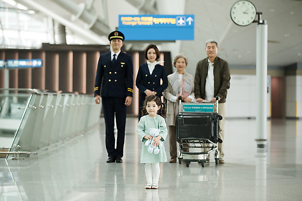 포토 JPG 전신 여자 노년 남자 어린이 여행 유니폼 가족 실내 서기 여러명 20대 앞모습 30대 캐리어 노부부 카트 곰인형 한국인 60대 공항 승무원 손모으기 기장 인천국제공항 국내포토 직업 부부 옷 인형 뷰포인트 다수 관계 교통시설 모션 사람 동양인 손짓 청년 성인 내부 장년 여행가방 인천 파일형식