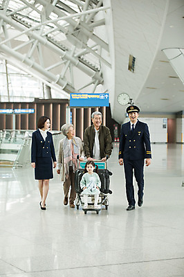 포토 JPG 전신 여자 노년 남자 어린이 여행 유니폼 가족 실내 미소 앉기 여러명 20대 앞모습 30대 걷기 캐리어 노부부 카트 한국인 60대 공항 승무원 기장 인천국제공항 국내포토 직업 부부 옷 뷰포인트 다수 관계 교통시설 모션 표정 사람 동양인 청년 성인 내부 장년 여행가방 인천 파일형식