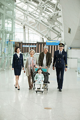 포토 JPG 전신 여자 노년 남자 어린이 여행 유니폼 가족 실내 미소 앉기 여러명 20대 앞모습 30대 캐리어 노부부 카트 한국인 60대 공항 승무원 기장 인천국제공항 국내포토 직업 부부 옷 뷰포인트 다수 관계 교통시설 모션 표정 사람 동양인 청년 성인 내부 장년 여행가방 인천 파일형식