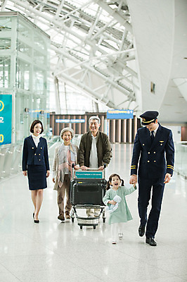 포토 JPG 전신 여자 노년 남자 어린이 여행 유니폼 가족 실내 미소 여러명 20대 앞모습 30대 걷기 캐리어 손잡기 노부부 카트 한국인 60대 공항 승무원 기장 인천국제공항 국내포토 직업 부부 옷 뷰포인트 다수 관계 교통시설 모션 표정 사람 동양인 청년 성인 내부 장년 여행가방 인천 파일형식