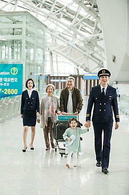 포토 JPG 전신 여자 노년 남자 어린이 여행 유니폼 가족 실내 미소 여러명 20대 앞모습 30대 걷기 캐리어 노부부 카트 한국인 60대 공항 승무원 기장 인천국제공항 국내포토 직업 부부 옷 뷰포인트 다수 관계 교통시설 모션 표정 사람 동양인 청년 성인 내부 장년 여행가방 인천 파일형식