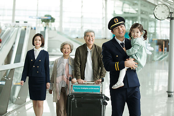 포토 JPG 전신 여자 노년 남자 어린이 여행 유니폼 가족 안기 실내 미소 여러명 상반신 20대 앞모습 30대 걷기 노부부 카트 한국인 60대 공항 승무원 기장 인천국제공항 국내포토 직업 부부 옷 뷰포인트 다수 관계 교통시설 모션 표정 사람 동양인 청년 성인 내부 장년 인천 파일형식