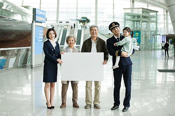 포토 JPG 전신 배너 여자 노년 남자 어린이 여행 유니폼 가족 안기 사각프레임 광고판 알림판 실내 서기 미소 들기 여러명 20대 앞모습 30대 노부부 한국인 표지판 60대 공항 승무원 기장 인천국제공항 국내포토 직업 부부 옷 뷰포인트 다수 관계 교통시설 모션 프레임 표정 사람 동양인 청년 성인 내부 장년 사각형 판 인천 파일형식