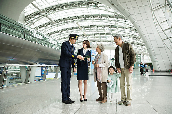 포토 JPG 전신 여자 노년 남자 어린이 여행 유니폼 가족 안내 실내 서기 미소 여러명 20대 앞모습 30대 노부부 한국인 도움 60대 공항 승무원 여권 기장 인천국제공항 국내포토 직업 부부 옷 뷰포인트 다수 컨셉 관계 교통시설 모션 표정 사람 동양인 청년 성인 내부 장년 인천 파일형식