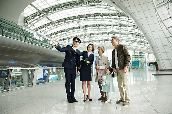 포토 JPG 전신 여자 노년 남자 어린이 여행 유니폼 가족 팔벌리기 안내 실내 서기 여러명 20대 앞모습 30대 노부부 한국인 도움 60대 공항 승무원 기장 인천국제공항 국내포토 직업 부부 옷 뷰포인트 다수 컨셉 관계 교통시설 모션 사람 동양인 청년 성인 내부 장년 인천 파일형식