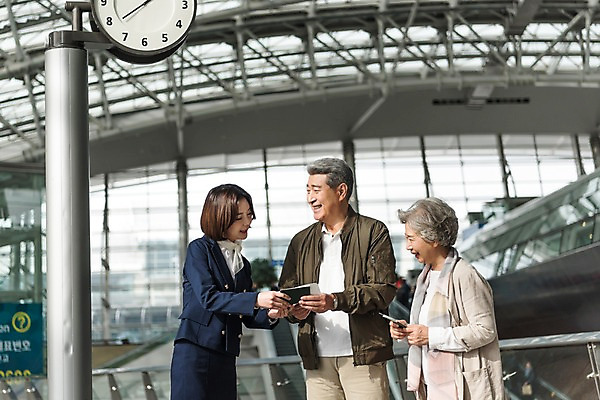 포토 JPG 여자 노년 남자 여행 유니폼 안내 실내 서기 미소 상반신 20대 옆모습 세명 노부부 한국인 도움 60대 공항 승무원 여권 인천국제공항 국내포토 직업 부부 옷 뷰포인트 컨셉 교통시설 모션 표정 사람 동양인 청년 성인 내부 인천 파일형식