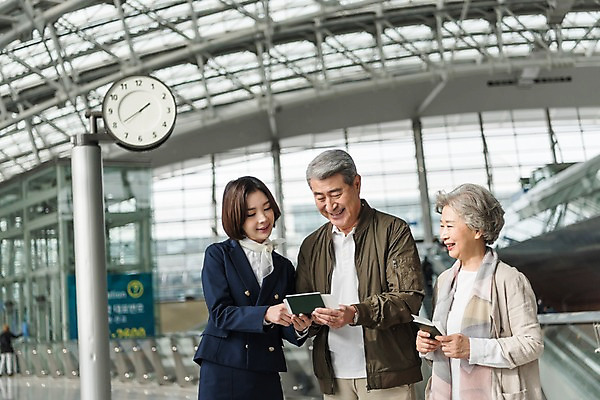 포토 JPG 여자 노년 남자 여행 유니폼 안내 실내 서기 미소 상반신 20대 앞모습 세명 노부부 한국인 도움 60대 공항 승무원 항공권 여권 인천국제공항 국내포토 직업 부부 옷 뷰포인트 컨셉 교통시설 모션 표정 사람 동양인 청년 성인 내부 티켓 인천 파일형식