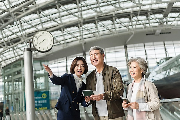 포토 JPG 여자 노년 남자 여행 유니폼 팔벌리기 안내 실내 서기 상반신 20대 앞모습 세명 노부부 한국인 60대 공항 승무원 시계탑 여권 인천국제공항 국내포토 직업 부부 옷 뷰포인트 교통시설 모션 사람 동양인 청년 성인 내부 탑 인천 파일형식