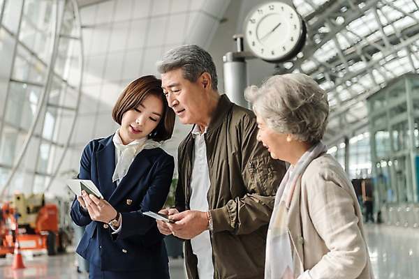 포토 JPG 응시 여자 노년 남자 여행 유니폼 안내 실내 서기 상반신 20대 앞모습 옆모습 세명 노부부 한국인 도움 60대 공항 승무원 항공권 여권 인천국제공항 국내포토 직업 부부 시선 옷 뷰포인트 컨셉 교통시설 모션 사람 동양인 청년 성인 내부 티켓 인천 파일형식