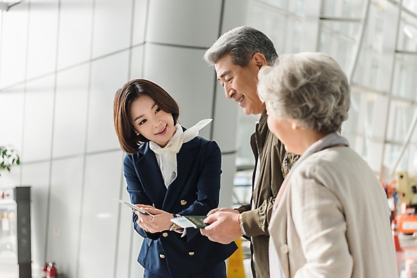 포토 JPG 여자 노년 남자 여행 유니폼 안내 실내 서기 미소 상반신 20대 앞모습 옆모습 세명 노부부 한국인 60대 공항 승무원 항공권 여권 인천국제공항 국내포토 직업 부부 옷 뷰포인트 교통시설 모션 표정 사람 동양인 청년 성인 내부 티켓 인천 파일형식