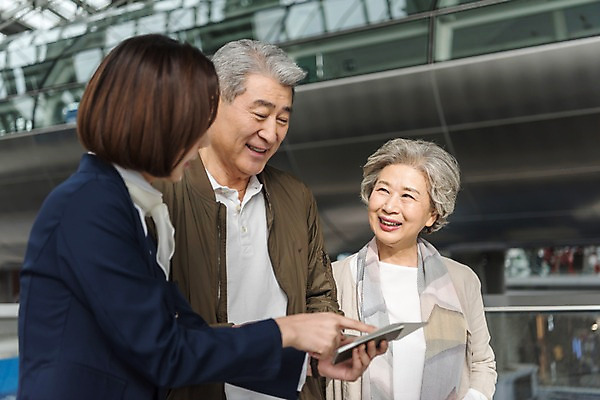 포토 JPG 여자 노년 남자 여행 유니폼 안내 실내 서기 상반신 20대 앞모습 옆모습 세명 노부부 한국인 가리킴 60대 공항 승무원 항공권 여권 인천국제공항 국내포토 직업 부부 옷 뷰포인트 교통시설 모션 사람 동양인 손짓 청년 성인 내부 티켓 인천 파일형식