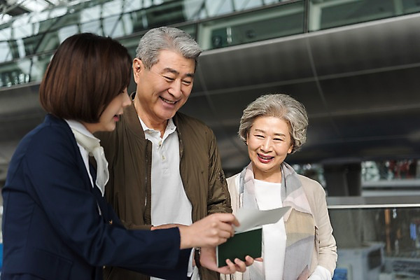 포토 JPG 여자 노년 남자 여행 유니폼 안내 실내 서기 미소 상반신 20대 앞모습 세명 노부부 한국인 도움 60대 공항 승무원 항공권 여권 인천국제공항 국내포토 직업 부부 옷 뷰포인트 컨셉 교통시설 모션 표정 사람 동양인 청년 성인 내부 티켓 인천 파일형식