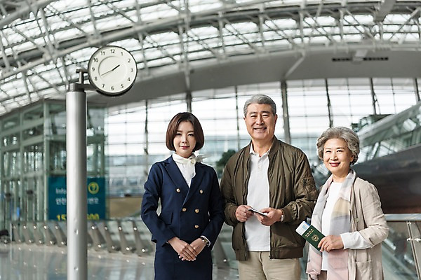 포토 JPG 여자 노년 남자 여행 유니폼 실내 서기 미소 상반신 20대 앞모습 세명 노부부 한국인 60대 공항 승무원 시계탑 여권 인천국제공항 국내포토 직업 부부 옷 뷰포인트 교통시설 모션 표정 사람 동양인 청년 성인 내부 탑 인천 파일형식