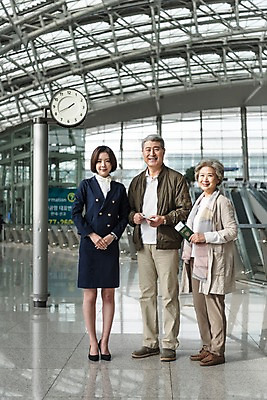 포토 JPG 전신 여자 노년 남자 여행 유니폼 실내 서기 미소 20대 앞모습 세명 노부부 한국인 60대 공항 승무원 시계탑 여권 인천국제공항 국내포토 직업 부부 옷 뷰포인트 교통시설 모션 표정 사람 동양인 청년 성인 내부 탑 인천 파일형식