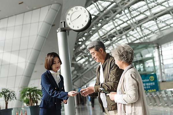 포토 JPG 여자 노년 남자 여행 유니폼 안내 실내 서기 상반신 20대 옆모습 세명 노부부 한국인 잡기 도움 60대 공항 승무원 여권 인천국제공항 국내포토 직업 부부 옷 뷰포인트 컨셉 교통시설 모션 사람 동양인 청년 성인 내부 인천 파일형식