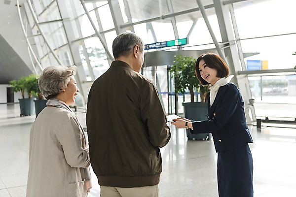 포토 JPG 여자 노년 남자 여행 유니폼 안내 실내 서기 상반신 20대 옆모습 뒷모습 세명 노부부 한국인 도움 60대 공항 승무원 항공권 여권 인천국제공항 국내포토 직업 부부 옷 뷰포인트 컨셉 교통시설 모션 사람 동양인 청년 성인 내부 티켓 인천 파일형식