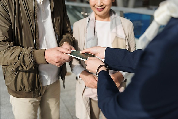 포토 JPG 손 여자 노년 남자 여행 유니폼 안내 실내 서기 미소 상반신 20대 성인 앞모습 옆모습 신체부위 세명 한국인 도움 60대 공항 승무원 항공권 여권 인천국제공항 국내포토 직업 옷 뷰포인트 컨셉 교통시설 모션 표정 사람 동양인 청년 내부 티켓 인천 파일형식