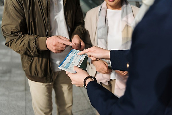 포토 JPG 손 여자 노년 남자 여행 유니폼 안내 실내 서기 상반신 20대 성인 앞모습 옆모습 신체부위 세명 한국인 가리킴 도움 60대 공항 승무원 항공권 인천국제공항 국내포토 직업 옷 뷰포인트 컨셉 교통시설 모션 사람 동양인 손짓 청년 내부 티켓 인천 파일형식