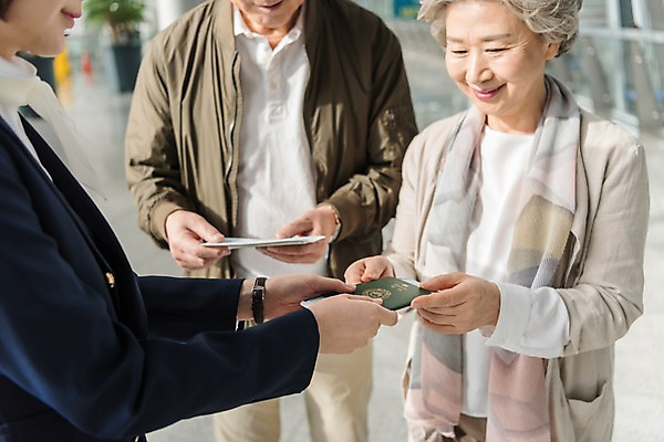 포토 JPG 여자 노년 남자 여행 유니폼 안내 실내 서기 상반신 20대 성인 앞모습 옆모습 세명 한국인 도움 60대 공항 승무원 항공권 여권 인천국제공항 국내포토 직업 옷 뷰포인트 컨셉 교통시설 모션 사람 동양인 청년 내부 티켓 인천 파일형식