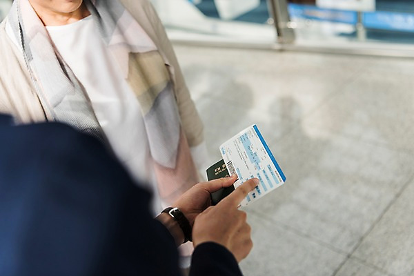 포토 JPG 손 여자 노년 여행 유니폼 안내 실내 서기 상반신 20대 성인 두명 신체부위 한국인 도움 60대 공항 승무원 항공권 여권 인천국제공항 국내포토 직업 옷 컨셉 교통시설 모션 사람 동양인 청년 내부 티켓 인천 파일형식