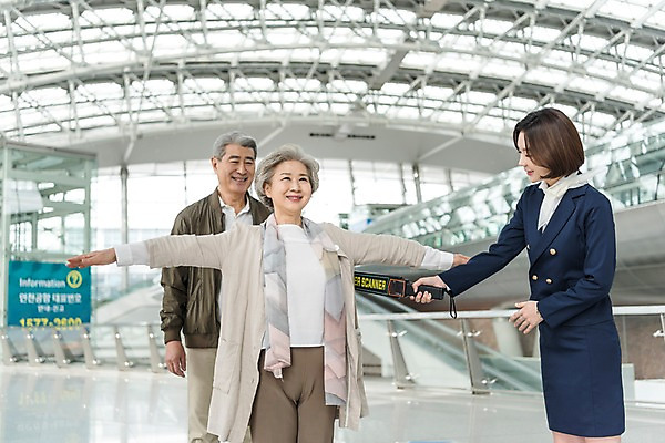 포토 JPG 여자 노년 여행 유니폼 팔벌리기 실내 서기 상반신 20대 두명 앞모습 옆모습 한국인 60대 공항 승무원 검색 보안 금속탐지기 인천국제공항 국내포토 직업 옷 뷰포인트 교통시설 모션 안전 사람 동양인 청년 성인 내부 인천 파일형식