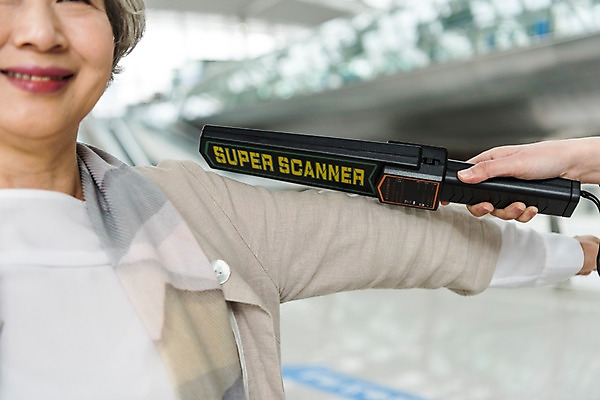 포토 JPG 여자 노년 여행 유니폼 실내 서기 근접촬영 상반신 20대 두명 앞모습 한국인 60대 공항 승무원 검색 보안 금속탐지기 인천국제공항 국내포토 직업 옷 뷰포인트 교통시설 모션 안전 사람 동양인 청년 성인 내부 인천 파일형식