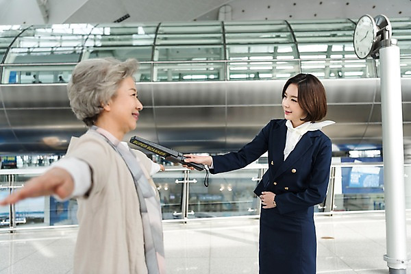 포토 JPG 여자 노년 여행 유니폼 실내 서기 상반신 20대 두명 옆모습 한국인 60대 공항 승무원 검색 시계탑 보안 금속탐지기 인천국제공항 국내포토 직업 옷 뷰포인트 교통시설 모션 안전 사람 동양인 청년 성인 내부 탑 인천 파일형식