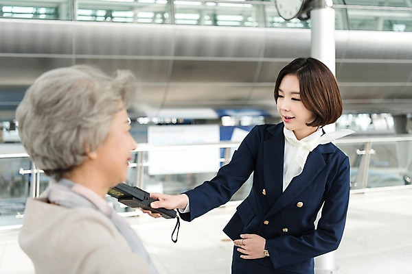 포토 JPG 여자 노년 여행 유니폼 실내 서기 상반신 20대 두명 앞모습 옆모습 한국인 60대 공항 승무원 검색 보안 금속탐지기 인천국제공항 국내포토 직업 옷 뷰포인트 교통시설 모션 안전 사람 동양인 청년 성인 내부 인천 파일형식