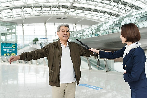 포토 JPG 여자 노년 남자 여행 유니폼 팔벌리기 실내 서기 상반신 20대 두명 앞모습 옆모습 한국인 60대 공항 승무원 검색 보안 금속탐지기 인천국제공항 국내포토 직업 옷 뷰포인트 교통시설 모션 안전 사람 동양인 청년 성인 내부 인천 파일형식