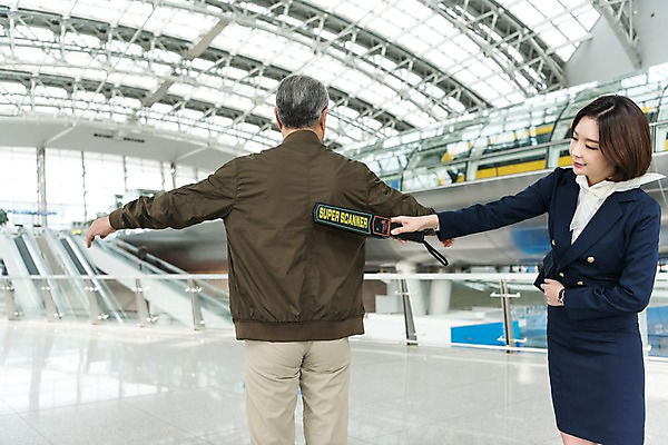 포토 JPG 여자 노년 남자 여행 유니폼 실내 서기 상반신 20대 두명 앞모습 뒷모습 한국인 60대 공항 승무원 검색 보안 금속탐지기 인천국제공항 국내포토 직업 옷 뷰포인트 교통시설 모션 안전 사람 동양인 청년 성인 내부 인천 파일형식