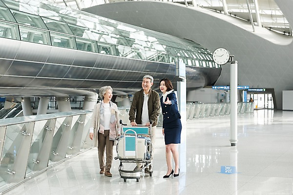 포토 JPG 전신 여자 노년 남자 여행 유니폼 안내 실내 서기 미소 20대 앞모습 세명 노부부 카트 한국인 60대 공항 승무원 시계탑 인천국제공항 국내포토 직업 부부 옷 뷰포인트 교통시설 모션 표정 사람 동양인 청년 성인 내부 탑 인천 파일형식