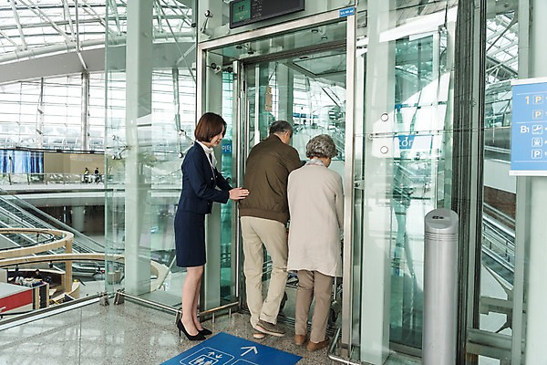 포토 JPG 전신 여자 노년 남자 여행 유니폼 안내 실내 서기 20대 옆모습 뒷모습 세명 노부부 한국인 도움 60대 공항 승무원 엘리베이터 인천국제공항 국내포토 직업 부부 옷 뷰포인트 컨셉 교통시설 모션 사람 동양인 청년 성인 내부 인천 파일형식