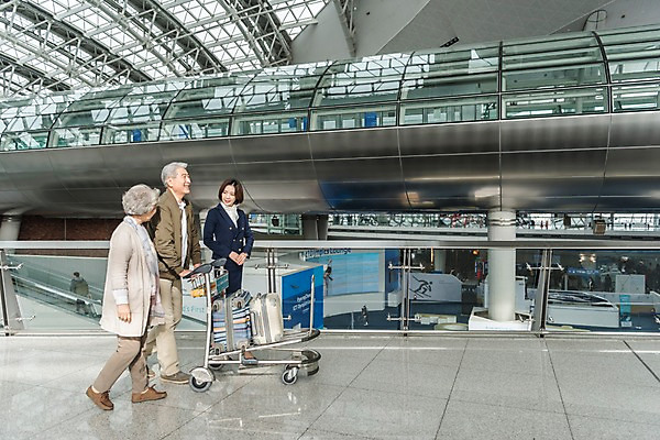 포토 JPG 전신 여자 노년 남자 여행 유니폼 안내 실내 미소 20대 옆모습 세명 걷기 노부부 카트 한국인 도움 60대 공항 승무원 인천국제공항 국내포토 직업 부부 옷 뷰포인트 컨셉 교통시설 모션 표정 사람 동양인 청년 성인 내부 인천 파일형식