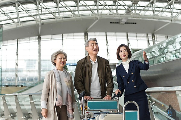 포토 JPG 여자 노년 남자 여행 유니폼 안내 실내 서기 미소 상반신 20대 앞모습 세명 노부부 카트 한국인 도움 60대 공항 승무원 인천국제공항 국내포토 직업 부부 옷 뷰포인트 컨셉 교통시설 모션 표정 사람 동양인 청년 성인 내부 인천 파일형식