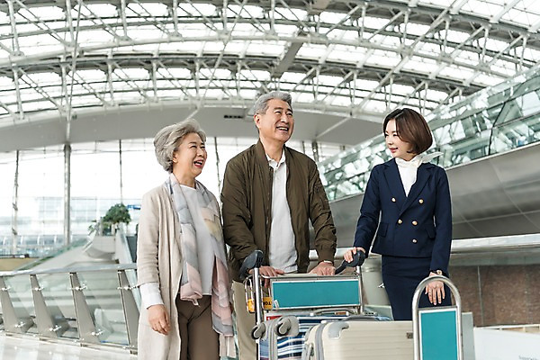 포토 JPG 여자 노년 남자 여행 유니폼 안내 실내 서기 미소 상반신 20대 앞모습 세명 노부부 카트 한국인 도움 60대 공항 승무원 인천국제공항 국내포토 직업 부부 옷 뷰포인트 컨셉 교통시설 모션 표정 사람 동양인 청년 성인 내부 인천 파일형식