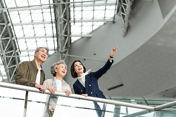 포토 JPG 응시 여자 노년 남자 여행 유니폼 난간 안내 실내 서기 상반신 20대 앞모습 세명 노부부 한국인 잡기 도움 60대 공항 승무원 인천국제공항 국내포토 직업 부부 시선 옷 뷰포인트 컨셉 교통시설 모션 사람 동양인 청년 성인 내부 인천 파일형식