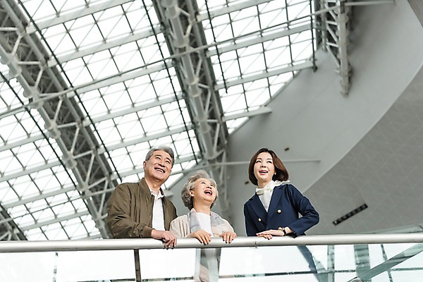 포토 JPG 여자 노년 남자 로우앵글 여행 유니폼 난간 안내 실내 서기 미소 상반신 20대 앞모습 세명 노부부 한국인 잡기 60대 공항 승무원 인천국제공항 국내포토 직업 부부 옷 뷰포인트 교통시설 모션 표정 사람 동양인 청년 성인 내부 인천 파일형식