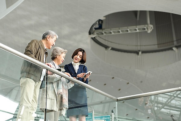 포토 JPG 여자 노년 남자 로우앵글 여행 유니폼 안내 실내 서기 상반신 20대 앞모습 옆모습 세명 스마트폰 노부부 한국인 도움 60대 공항 승무원 여권 인천국제공항 국내포토 직업 부부 옷 뷰포인트 컨셉 교통시설 모션 사람 동양인 청년 성인 내부 핸드폰 스마트기기 인천 파일형식
