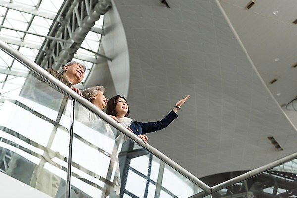 포토 JPG 여자 노년 남자 여행 유니폼 실내 서기 상반신 20대 성인 앞모습 세명 노부부 한국인 60대 공항 승무원 인천국제공항 국내포토 직업 부부 옷 뷰포인트 교통시설 모션 사람 동양인 청년 내부 인천 파일형식