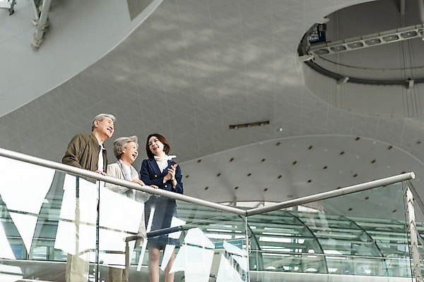 포토 JPG 여자 노년 남자 로우앵글 여행 유니폼 안내 실내 서기 미소 상반신 20대 앞모습 세명 노부부 한국인 도움 60대 공항 승무원 인천국제공항 국내포토 직업 부부 옷 뷰포인트 컨셉 교통시설 모션 표정 사람 동양인 청년 성인 내부 인천 파일형식